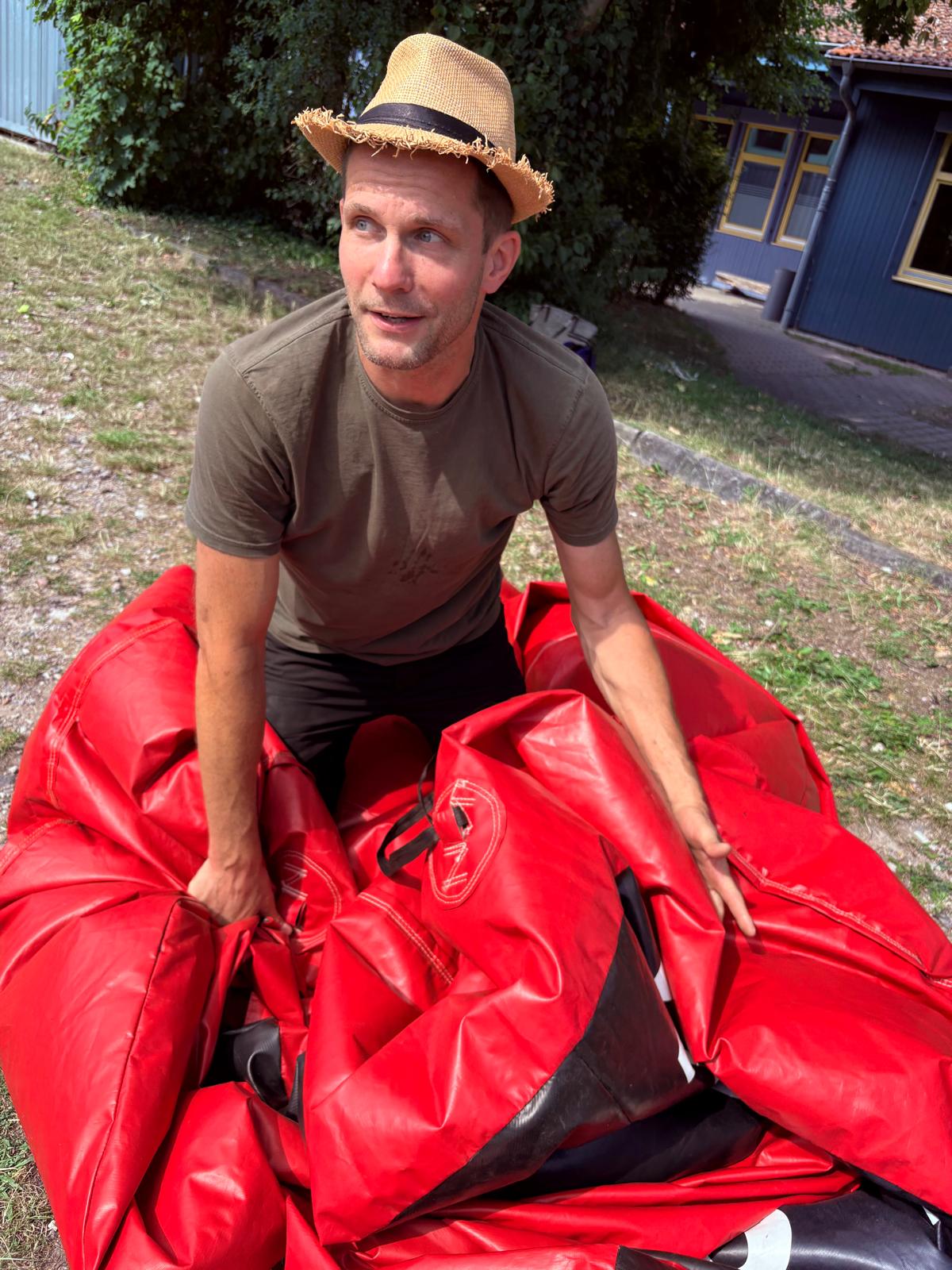 Stefan von Flyingcastle beim Aufbau einer Hüpfburg